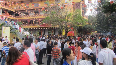TPHCM: Sáng mồng 1 Tết, lên chùa ăn chay - ảnh 1